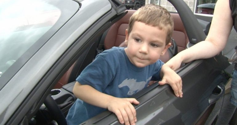 شاهد ردة فعل هذا الطفل عند تجربة سيارات موستانج (فيديو)